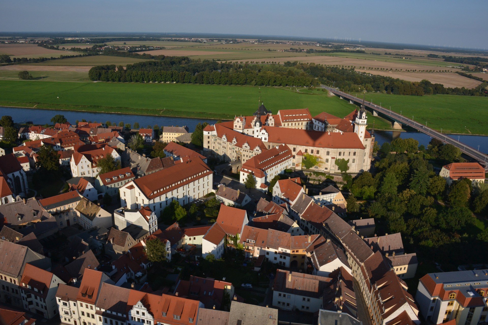 Luftaufnahme der Torgauer Altstadt mit Schloss Hartenfels und der Elbe