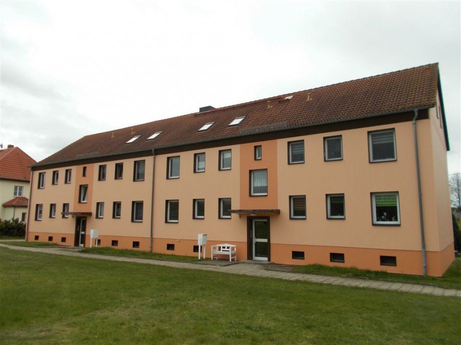 Rückseite Mehrfamilienhaus Elsnig OT Vogelgesang