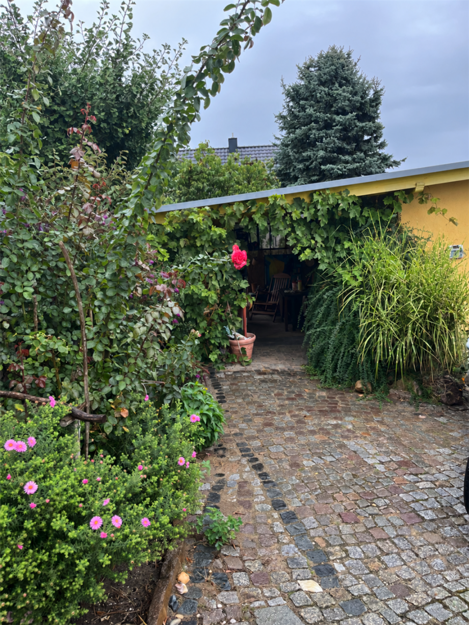 Hof und Carport Doppelhaushälfte Zwethau